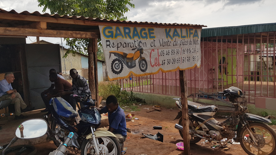 Kalifa e la sua officina di riparazioni in Costa d’Avorio
