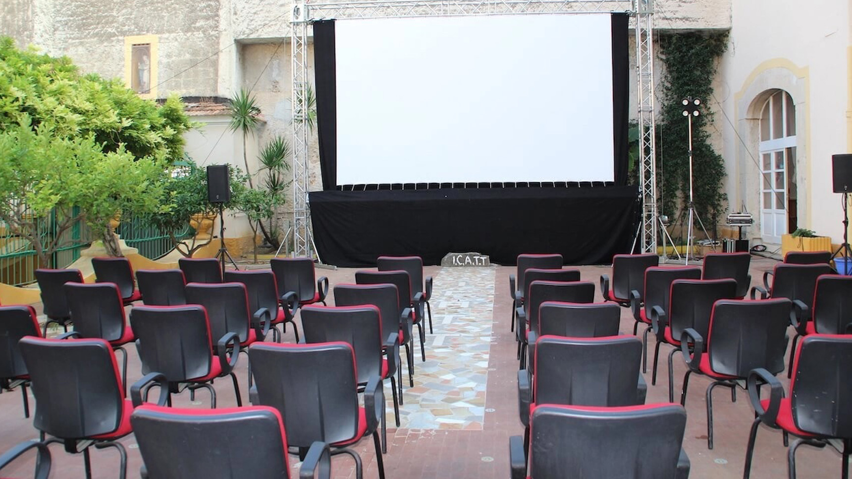Gli essenziali occhi degli “invisibili”. Una storia Cultura Crea