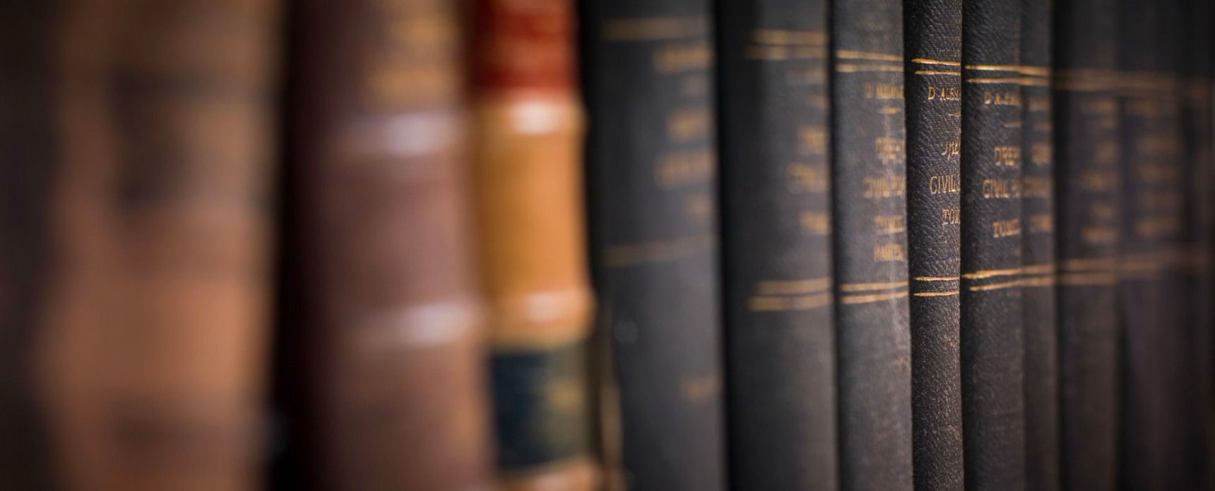 Una-pila-di-libri-antichi