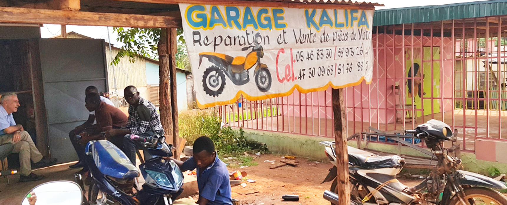 Kalifa e la sua officina di riparazioni in Costa d’Avorio