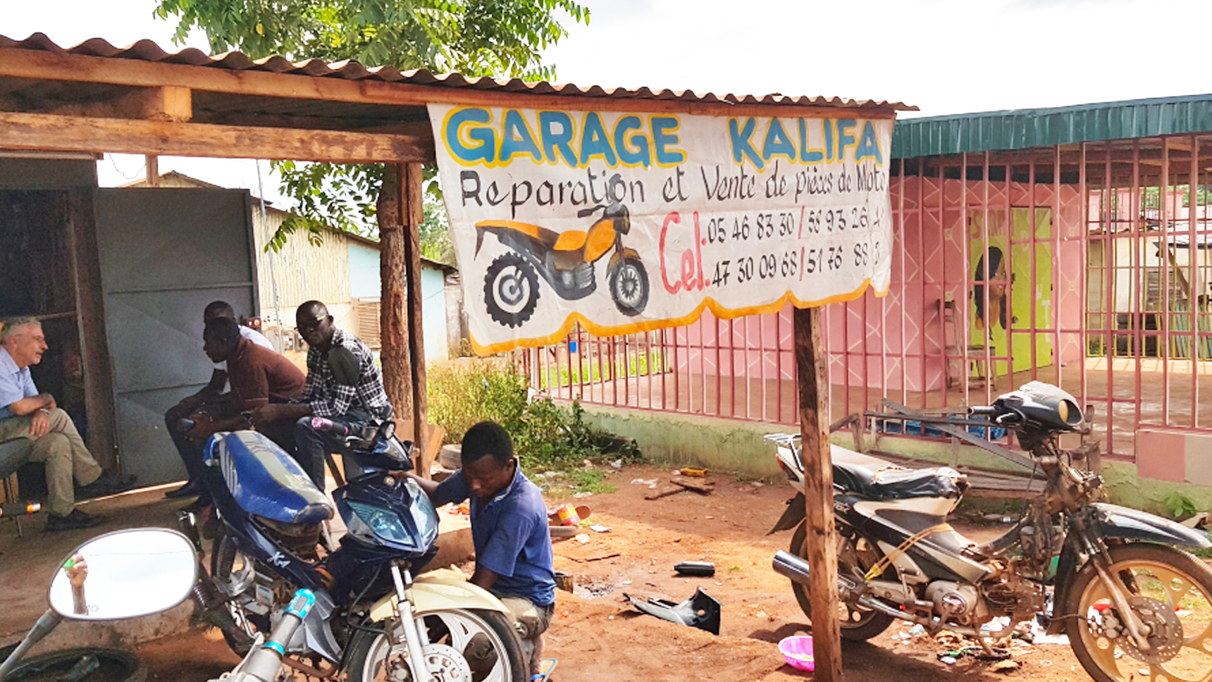 Kalifa e la sua officina di riparazioni in Costa d’Avorio